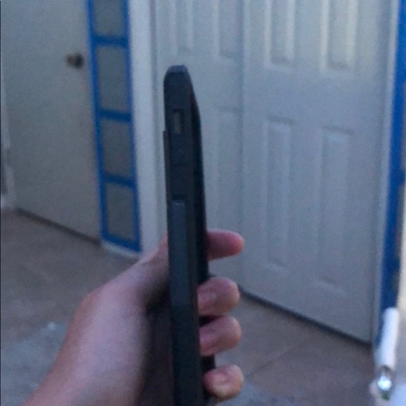 This is a IPhone X black good protection case - Picture 3 of 3